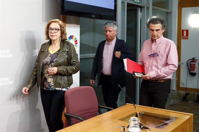 La consejera de Sanidad de Aragón, Pilar Ventura, el gerente del Servicio Aragonés de Salud, Javier Marión, y el director general de Salud Pública, Francisco Javier Falo.