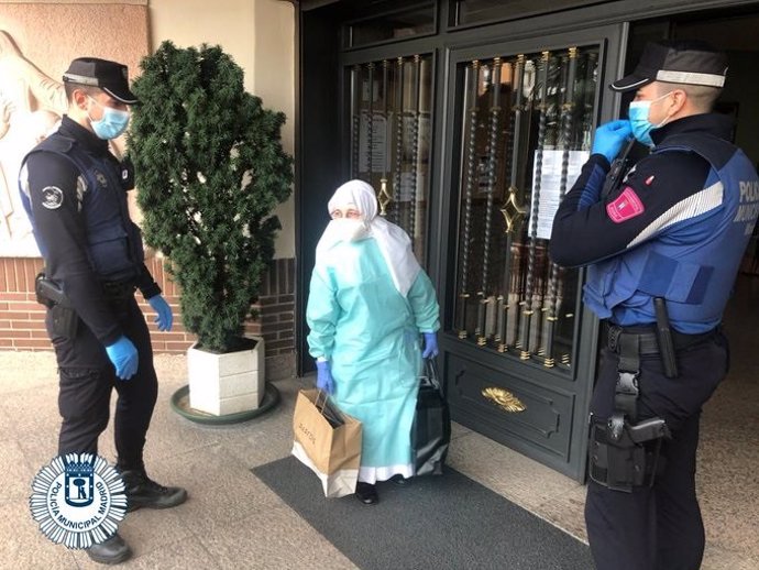 Policía Municipal de Madrid sigue entregando material sanitario a hospitales y residencias