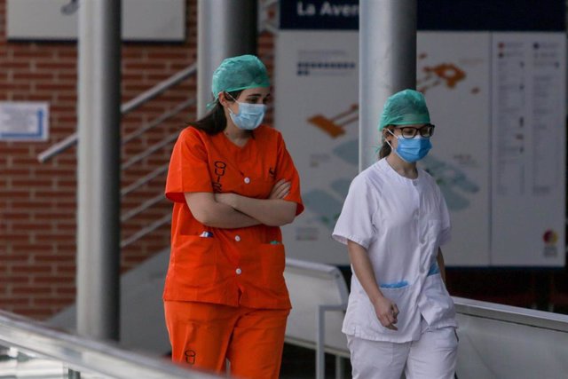 Dos sanitarios protegidos trabajan en el interior del Hospital temporal de la Comunidad de Madrid habilitado en IFEMA para pacientes con coronavirus, en Madrid (España) a 3 de abril de 2020.