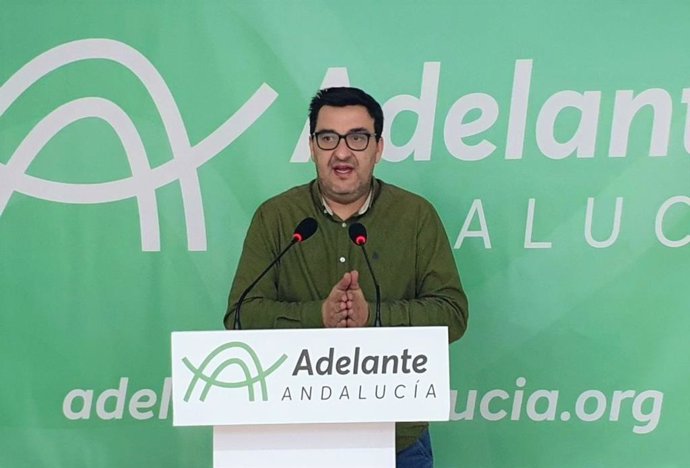 El diputado de Adelante Andalucía por Málaga, Guzmán Ahumada, en rueda de prensa.