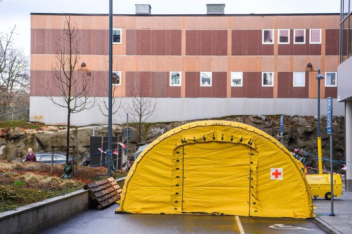 Hospital de campaña junto a un centro médico de Estocolmo