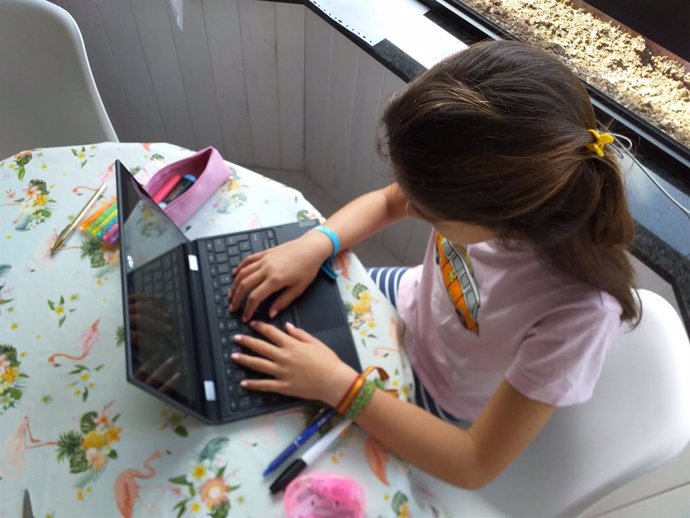 Escolar fent deures des de casa online