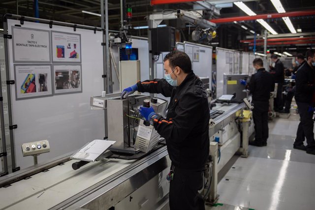 Diversos operaris treballen en la cadena de producció i muntatge del projecte de respiradores de SEAT per als contagiats per coronavirus en les instal·lacions de SEAT de Martorell, a Martorell/Barcelona/Catalunya (Espanya) a 7 d'abril de 2020.