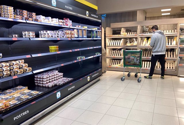 Compradores acuden a supermercados en el segundo día laborable del estado de alarma por el coronavirus, en Madrid (España), a 17 de marzo de 2020.