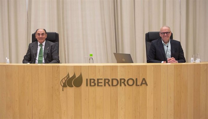 El presidente de Iberdrola, Ignacio Sánchez Galán, y el secretario, Julián Martínez-Simancas, en la Junta de la compañía