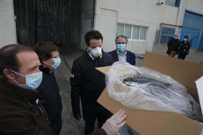 El secretario general del PP, Teodoro García Egea, el alcalde de Madrid, José Luis Martínez-Almeida, y el delegado de Medio Ambiente del Consistorio, Borja Carabante, durante la recepción de pescado donado por el Grupo Ricardo Fuentes.