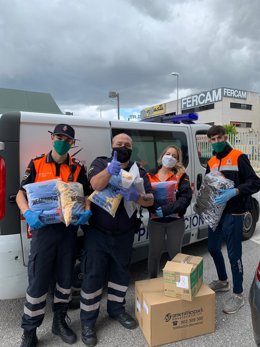Entrega de gorros de ducha para residencias de mayores donados por los hoteles