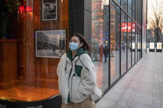 Una mujer con mascarilla en Shanghái (China) durante la pandemia de coronavirus
