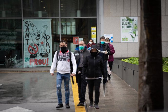 Un grup de persones surt de l'Estació de Barcelona Sants durant el dia en el qual entra en vigor la limitació total de moviments salvo dels treballadors d'activitats essencials. A Barcelona (Catalunya, Espanya) a 30 de mar de 2020.
