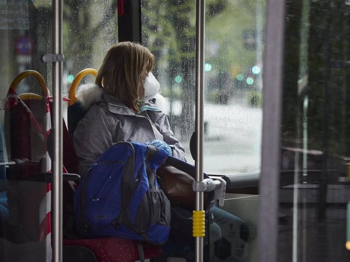 Una mujer con mascarilla en un autobús urbano durante el Martes Santo y la cuarta semana del estado de alarma decretado por el Gobierno por la crisis del coronavirus, en Pamplona/Navarra (España) a 7 de abril de 2020.