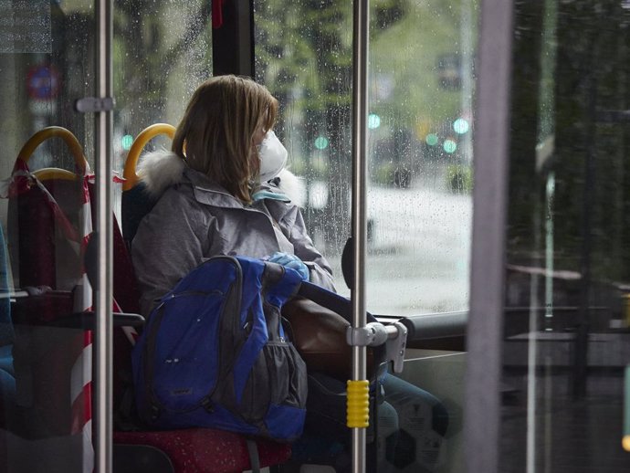 Una dona amb mascarilla en un autobús urb durant el Dimarts Sant i la quarta setmana de l'estat d'alarma decretat pel Govern per la crisi del coronavirus, a Pamplona/Navarra (Espanya) a 7 d'abril de 2020.