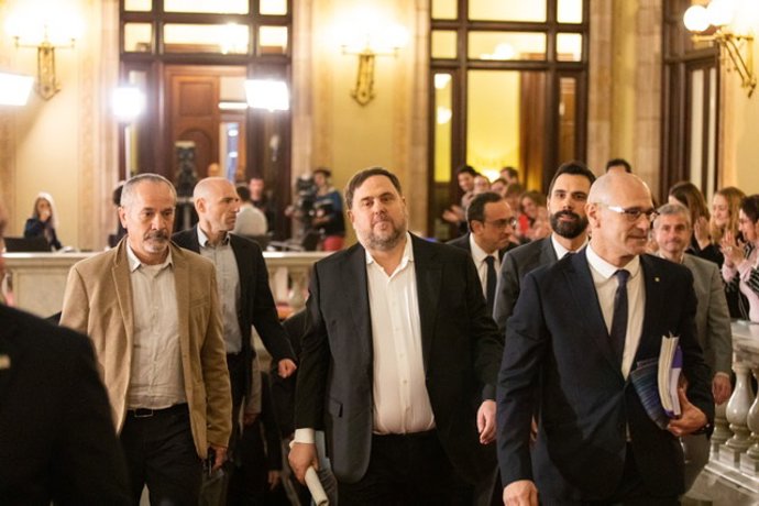 Oriol Junqueras i Raül Romeva entren en el Parlament acompanyats del president de la Cmera, Roger Torrent, en una imatge d'arxiu. 