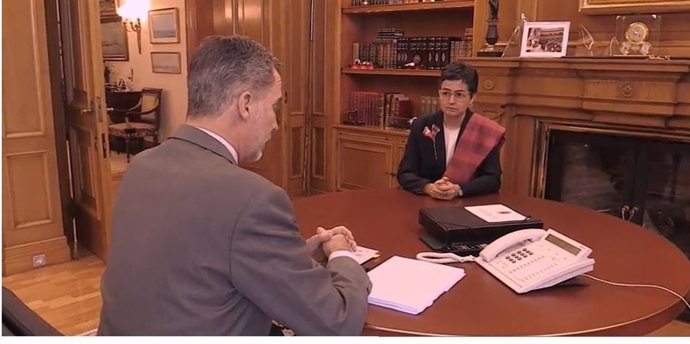 El Rey con la ministra de Asuntos Exteriores, UE y Cooperación, Arancha González Laya.