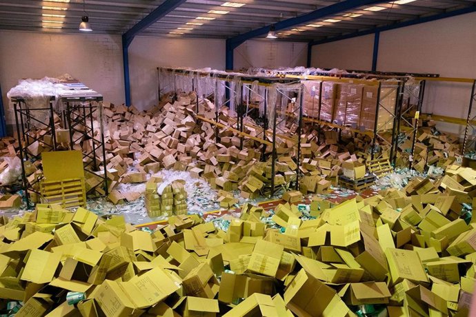 Estado en el que quedó la nave del Polígono del Tambre, en Santiago de Compostela, donde se intentaron robar mascarillas y material sanitario