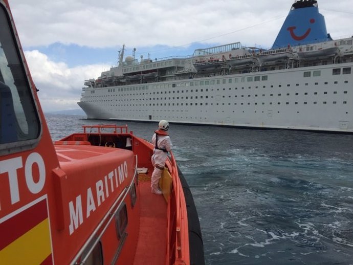 La Salvamar acercándo al buque para evacuar a un tripulante indispuesto