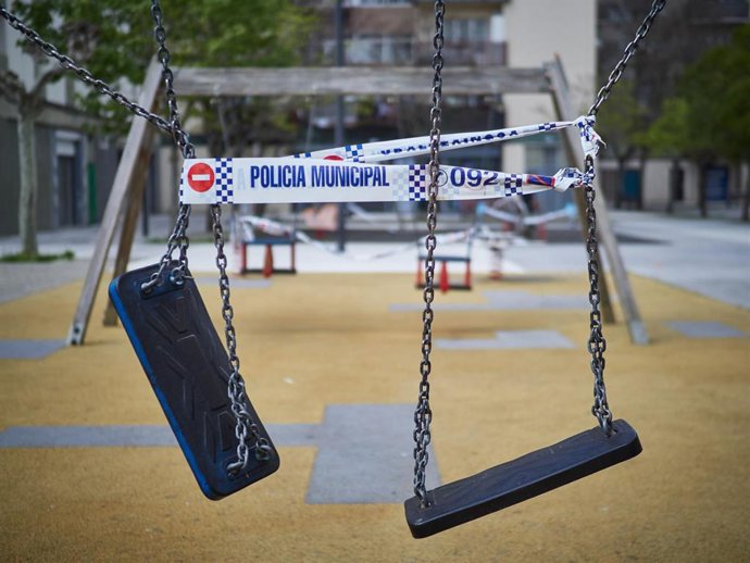 Un parque infantil precintado por el confinamiento durante la pandemia del coronavirus