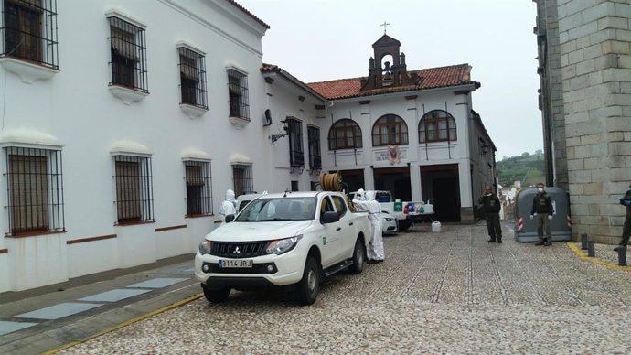 Efectvos del Infoca trabajan en labores de desinfección de la residencia de mayores Hogar Reina de los Ángeles de Aracena