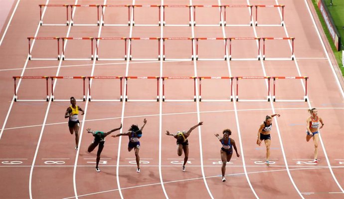 Final de 100 metros vallas en Catar