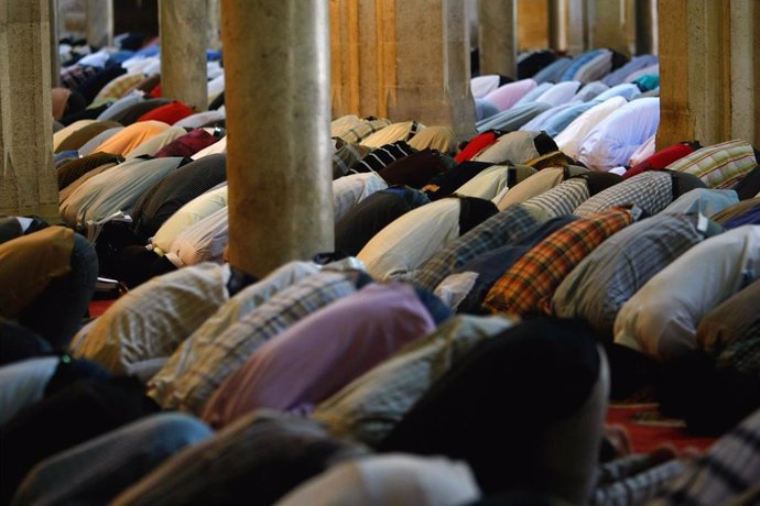 Oración en la Mezquita de Al Azhar de El Cairo, Egipto