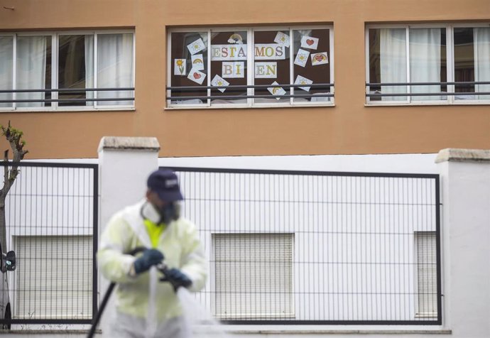 Personal del ayuntamiento desinfecta la zona del centro de personas mayores Joaquín Rosillo de San Juan de Aznalfarache (Sevilla), donde la Junta de Andalucía ha confirmado 79 casos de coronavirus Covid-19 y la muerte de 24 de los ancianos contagiados.