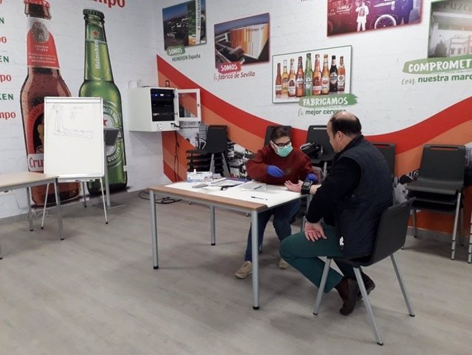 Trabajadores de Heineken en Sevilla acuden a donar sangre