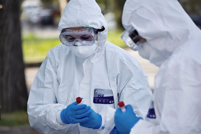 Dos metges amb roba de protecció contra el coronavirus