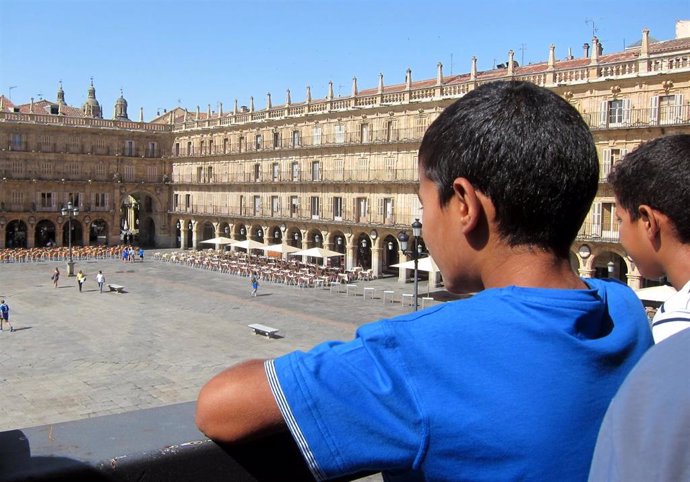 Un niño saharaui, asomado al balcón del Ayuntamiento de Salamanca                    