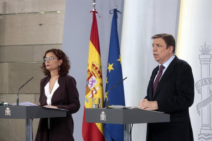 La ministra de Hacienda y portavoz del Gobierno, María Jesús Montero; y el ministro de Agricultura, Pesca y Alimentación, Luis Planas, durante una rueda de prensa tras el Consejo de Ministros, en el Palacio de la Moncloa, en Madrid (España).