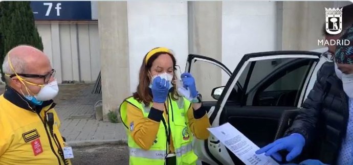 La biblioteca 'Resistiré de ifema recibe 270 pares de gafas para pacientes donados por el Colegio de Ópticos