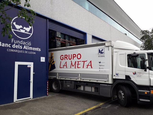 Un camión de Harinera La Meta entrega harina al Banc dels Aliments de Lleida.