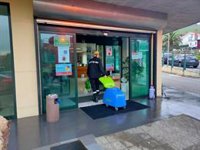 La UME desinfecta el interior y exterior de residencias de mayores de Cantabria