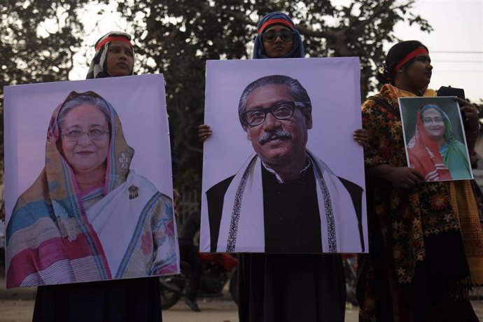 Gente con carteles en Bangladesh con las imágenes de la primera ministra, Sheij Hasina, y su padre, Mujibur Rahman, fundador del país