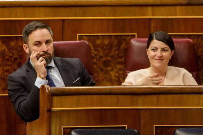 El presidente del VOX, Santiago Abascal y la secretaria general del grupo parlamentario de Vox en el Congreso, Macarena Olona