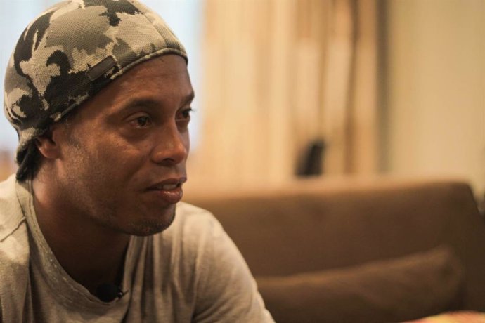 Fútbol.- Ronaldinho cumple 40 años en la cárcel y se refugia en el fútbol sala