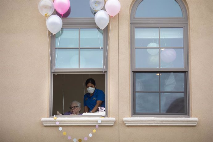 Coronavirus.- Los Ángeles ordena a empleados y ciudadanos cubrirse la cara para 