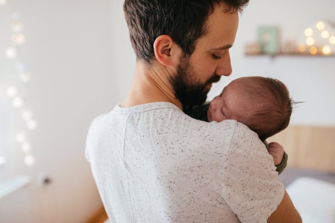 Los bebés de 4 meses saben reconocer el abrazo de sus padres
