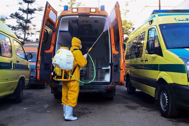 Desinfección de una ambulancia en Egipto