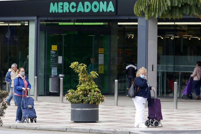 Personas hacen colas en los supermercados guardando las distancias marcadas por el Real Decreto por el Estado de Alarma del COVID-19. Málaga a 2 de abril del 2020