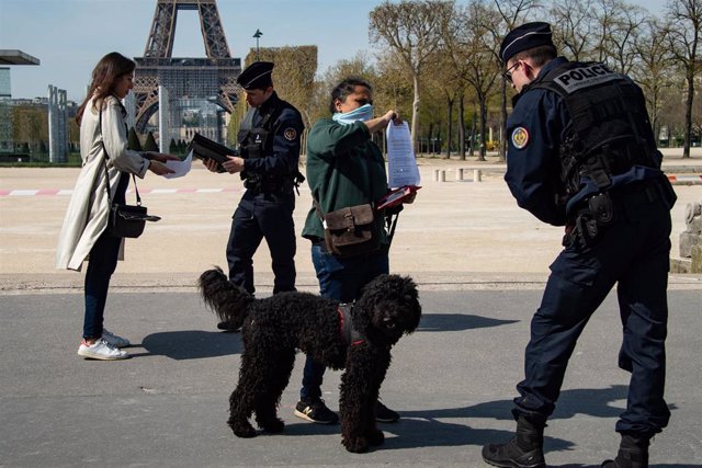 Agentes comprueban el cumplimiento de las restricciones en París