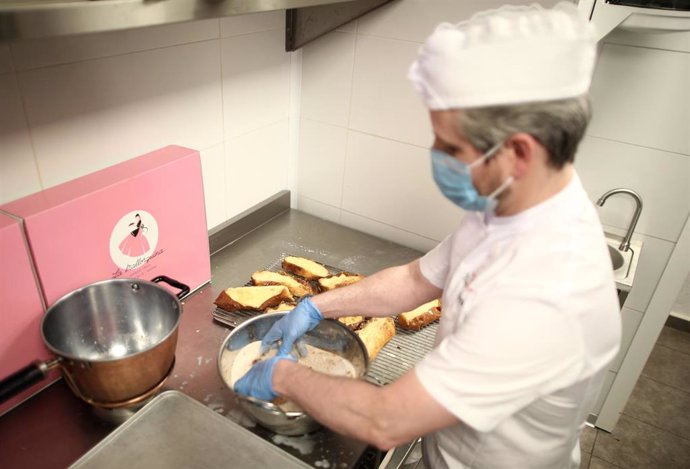 Un cocinero prepara unas Torrijas en una de las tiendas de La Mallorquina ubicada en la calle Velázquez, 39