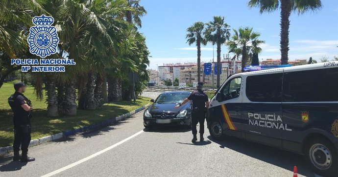 Agentes Policía Nacional control de vehículo