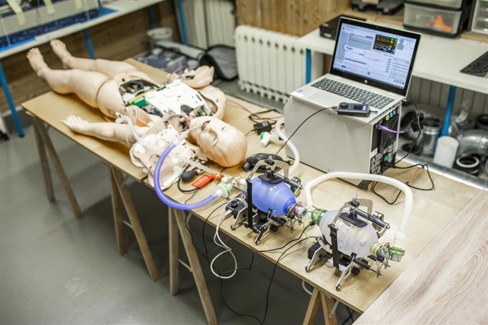 La iniciativa Respiradores Navarra avanza y realiza las primeras pruebas con un pulmón artificial.