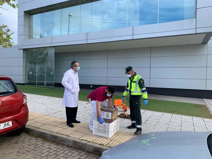 Bandejas porta-comida donadas por la Escuela de Tráfico de la Guardia Civil de Mérida al Hopistal Casaverde Extremadura
