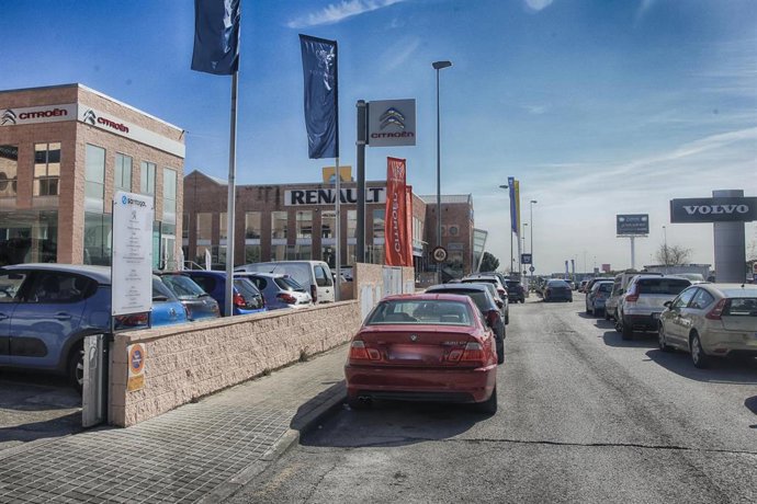 Imagen de varios coches aparcados a la entrada de concesionarios.