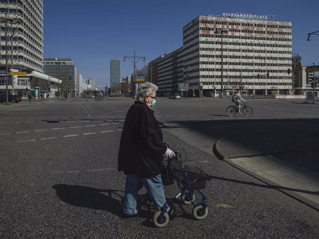 Una mujer con mascarilla en Alexanderplatz, en Berlín