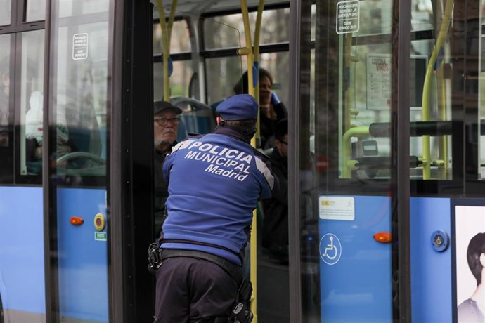 Un agente de la Policía Municipal inspecciona el interior de un autobús para comprobar que se respeta el espacio de seguridad 