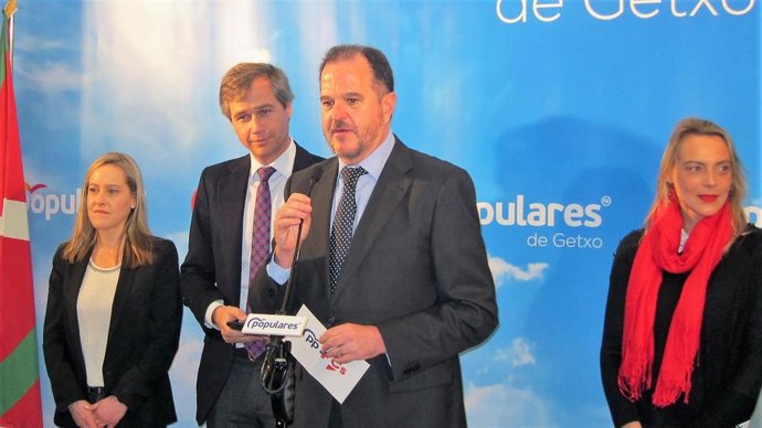 El candidato a lehendakari de PP+Cs, Carlos Iturgaiz, junto al vicesecretario de Política Territorial del PP, Antonio González Terol, la presidenta interina del PP vasco, Amaya Fernández, y la presidenta del PP en Bizkaia, Raquel González, en Getxo.