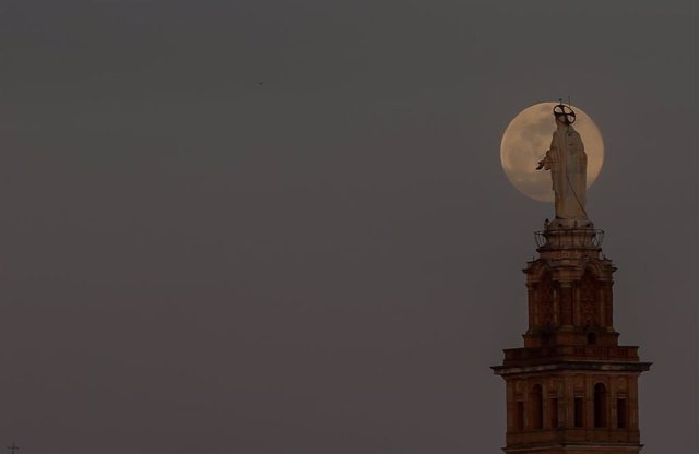 Superluna rosa en Sevilla. Superluna rosa de abril en el Monumento de San Juan  de Dios en San Juan de Aznalfarache, Sevilla a 7 de abril del 2020