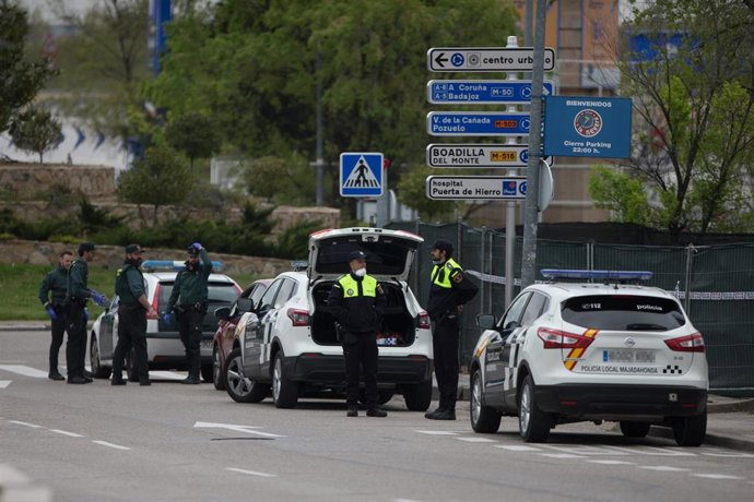 Control de la Policía y la Guardia Civil para controlar el tráfico en las inmediaciones del Palacio de Hielo de Majadahonda