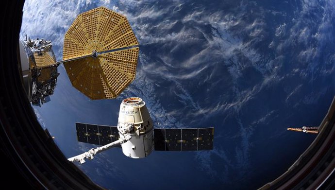 Imagen de la nave Dragon abandonando la Estación Espacial Internacional
